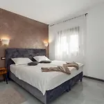 Keke Villa *