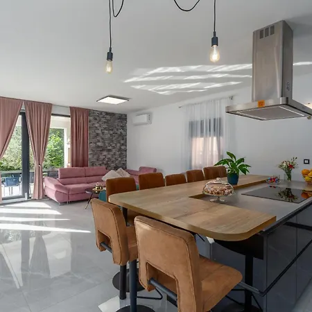 Keke Villa *